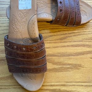 New Listing 💐 Born slip on sandal size 7M